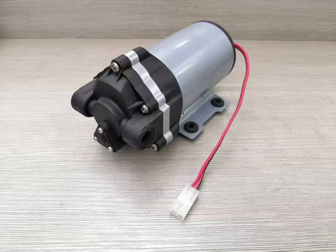 Laddar Zuanli Ro Booster Pump Continer i Raining