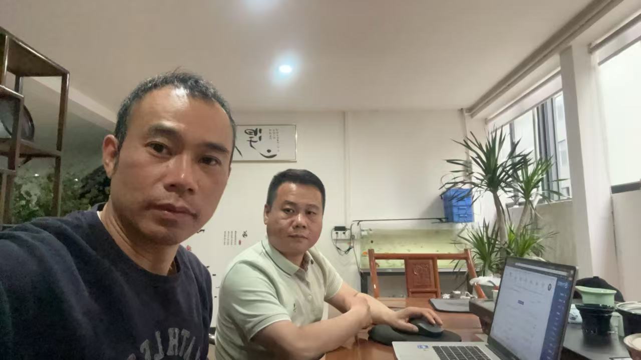 Välkommande utmärkta kunder för att utforska excellens vid Zhengguan Rubber Manufacturing Facility