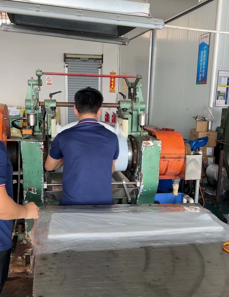 Silikongummiblandning i Zhengguan gummifabrik
