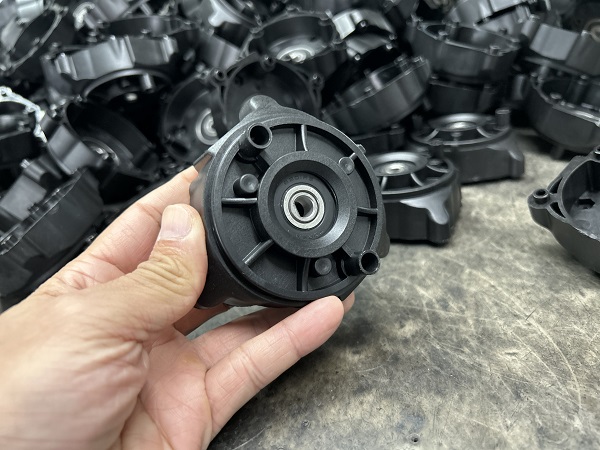 Vi kommer att överföra alla dessa plastformar till den nya fabriken i Vietnam.